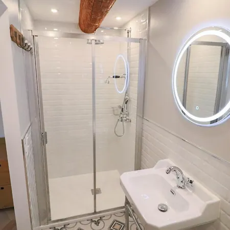 Aubernon Luxurious, Newly Renovated Flat In Heart Of Old Apartment *